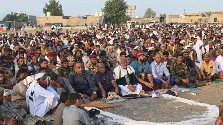 محافظ الحديدة يؤدي صلاة عيد الأضحى مع جموع المواطنين في الخوخة