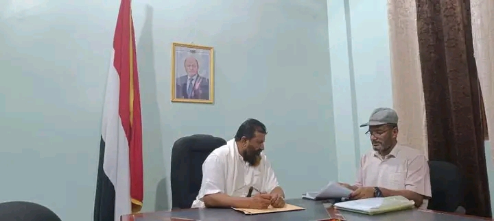 التخطيط والأشغال بالحديدة يناقشان استكمال خارطة الاحتياجات التنموية