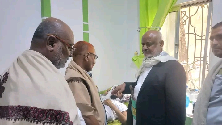 محافظ الحديدة يطمئن على صحة مدير صندوق النظافةوالتحسين بالخوخة