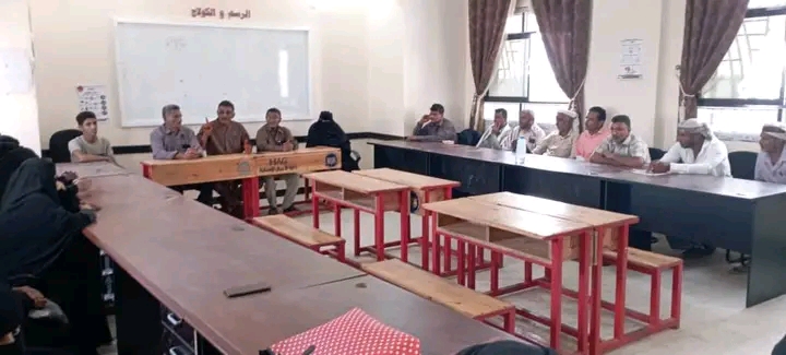 مدير تربية الحديدة يرأس اجتماعًا بإدارة وهيئة تدريس المجمع التربوي بالخوخة