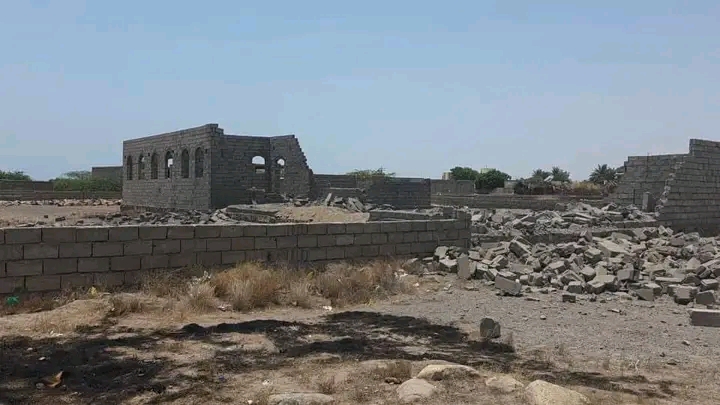 مليشيا الحوثي تقصف قرية القطابا بالخوخة بصاروخ باليستي