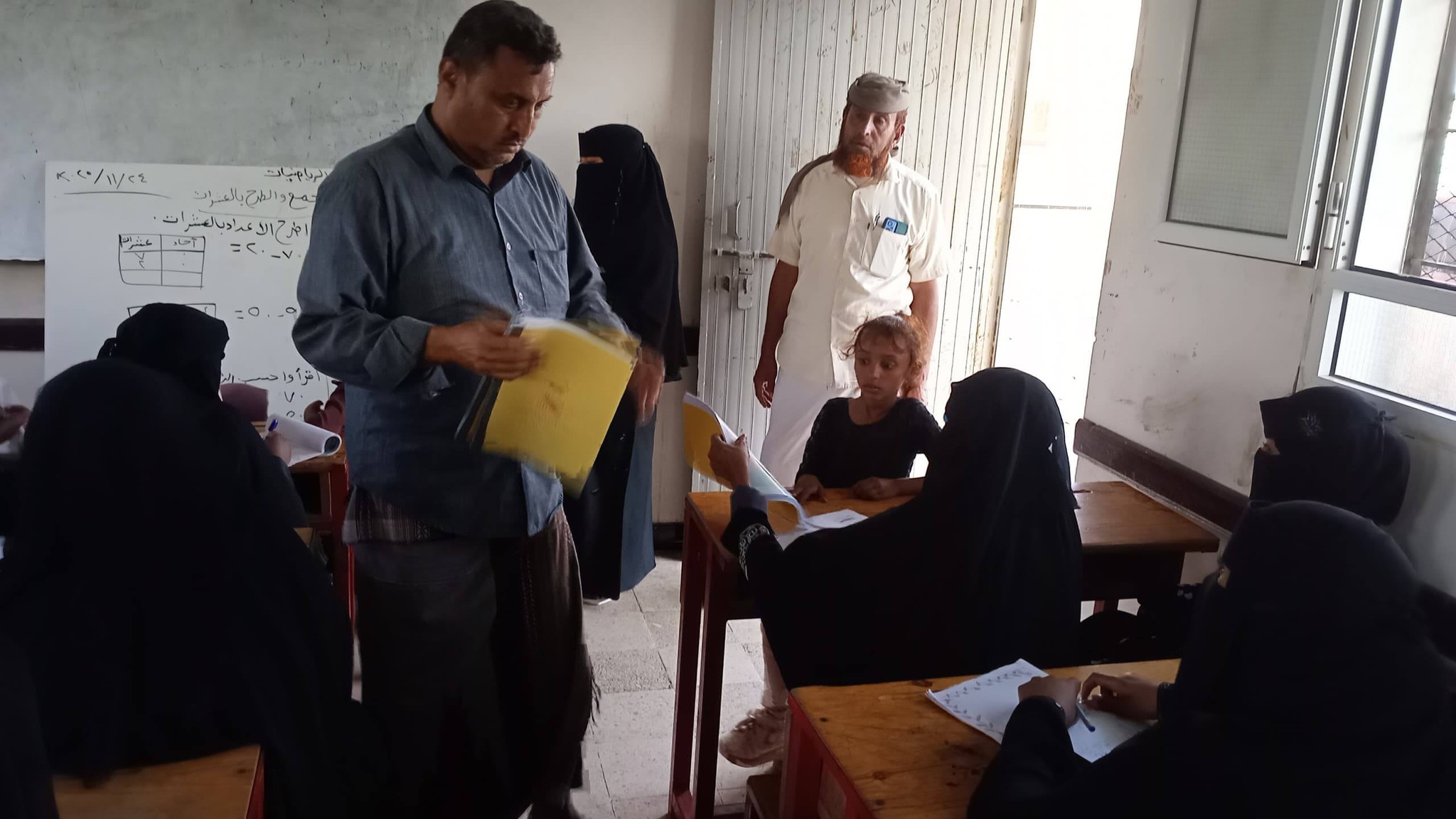 توزيع المنهج الدراسي الجديد لفصول محو الأمية في المناطق المحررة بالحديدة