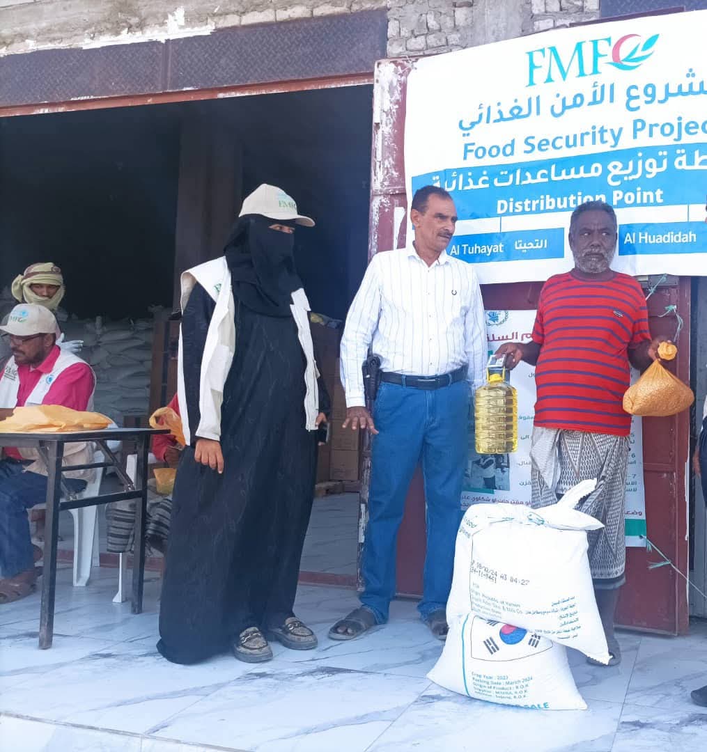 مدير عام التحيتا يدشن توزيع مساعدات الغذاء العالمي