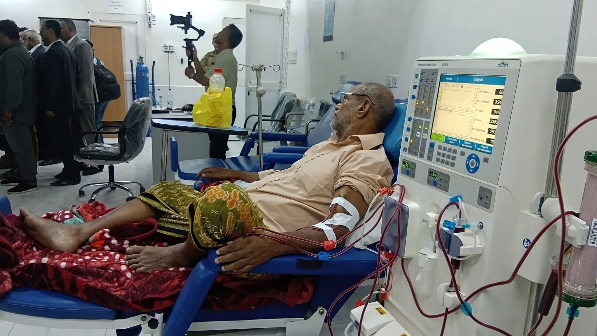 وزير الصحة ومحافظ الحديدة يتفقدان مركز الغسيل الكلوي في الخوخة