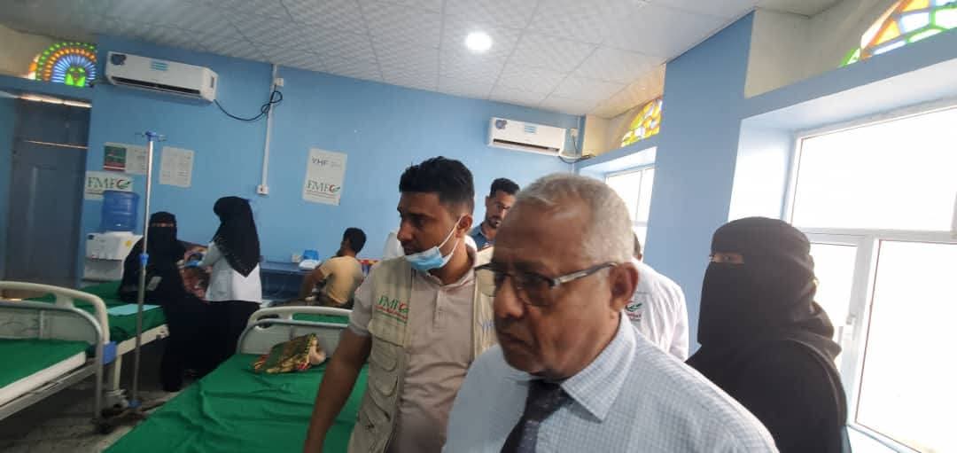 مدير عام حيس ووفد الأوتشا يطلعان على أداء قسم الحميات للأطفال بمستشفى حيس الريفي