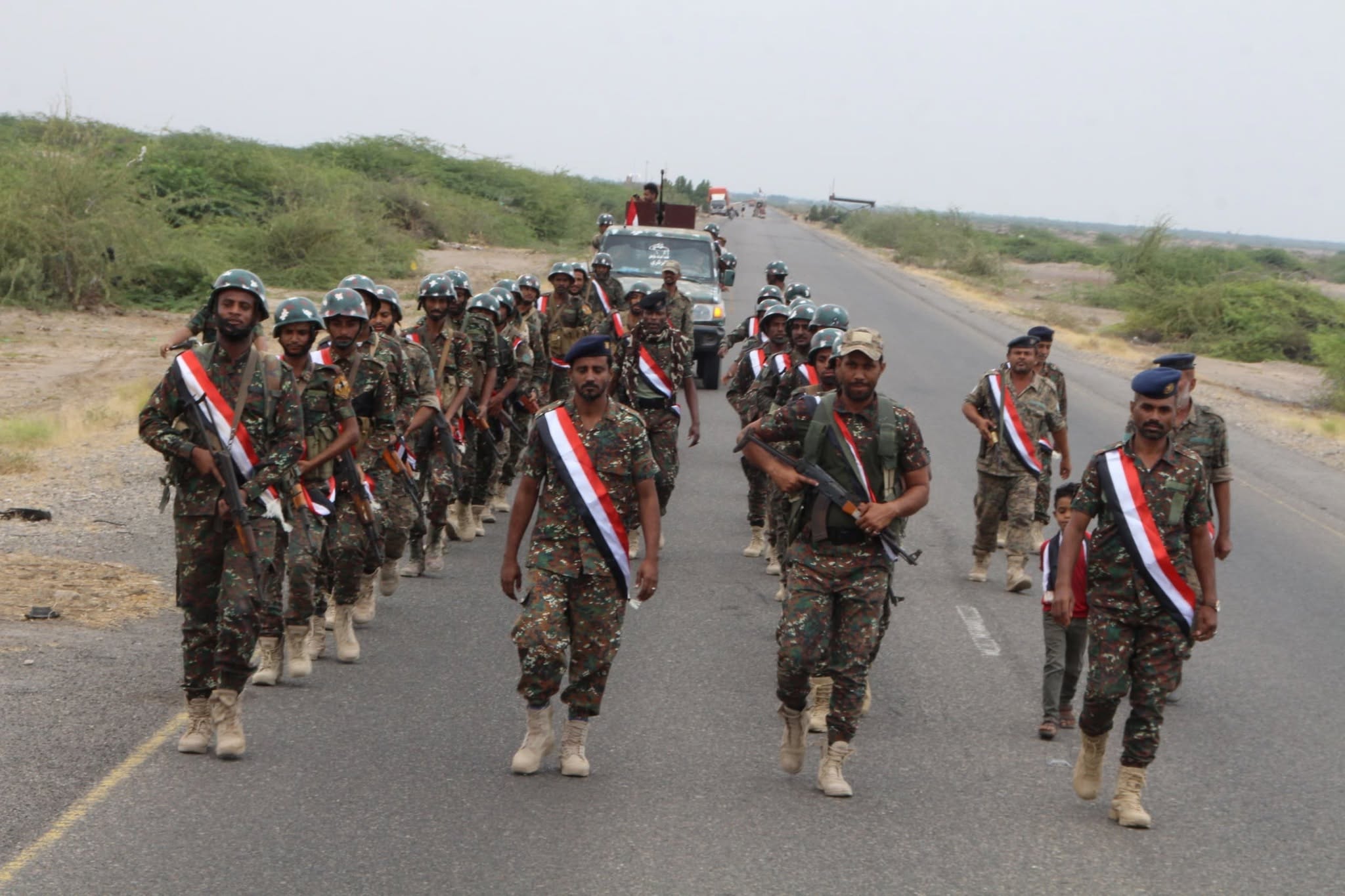 قوات الأمن الخاصة بمحافظة الحديدة تختتم دورة تدريبية بمسير عسكري ميداني.