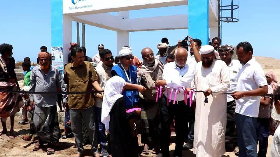 محافظ الحديدة يدشن مشروع بئر 