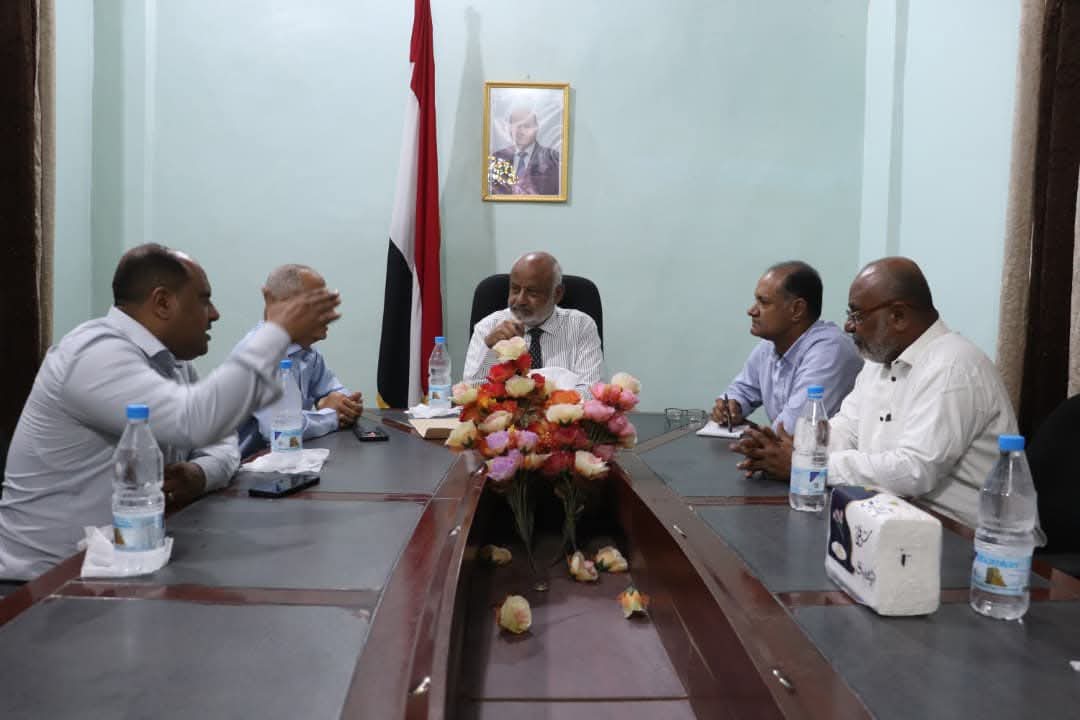 محافظ الحديدة يؤكد استمرار دعم جامعة الحديدة ويشيد بجهودها في تعزيز العملية التعليمية