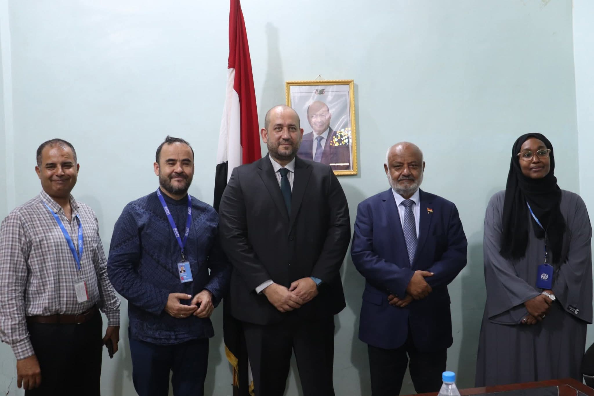 محافظ الحديدة يبحث مع وفد الهجرة الدولية تعزيز الاستجابة الإنسانية والاحتياجات الخدمية