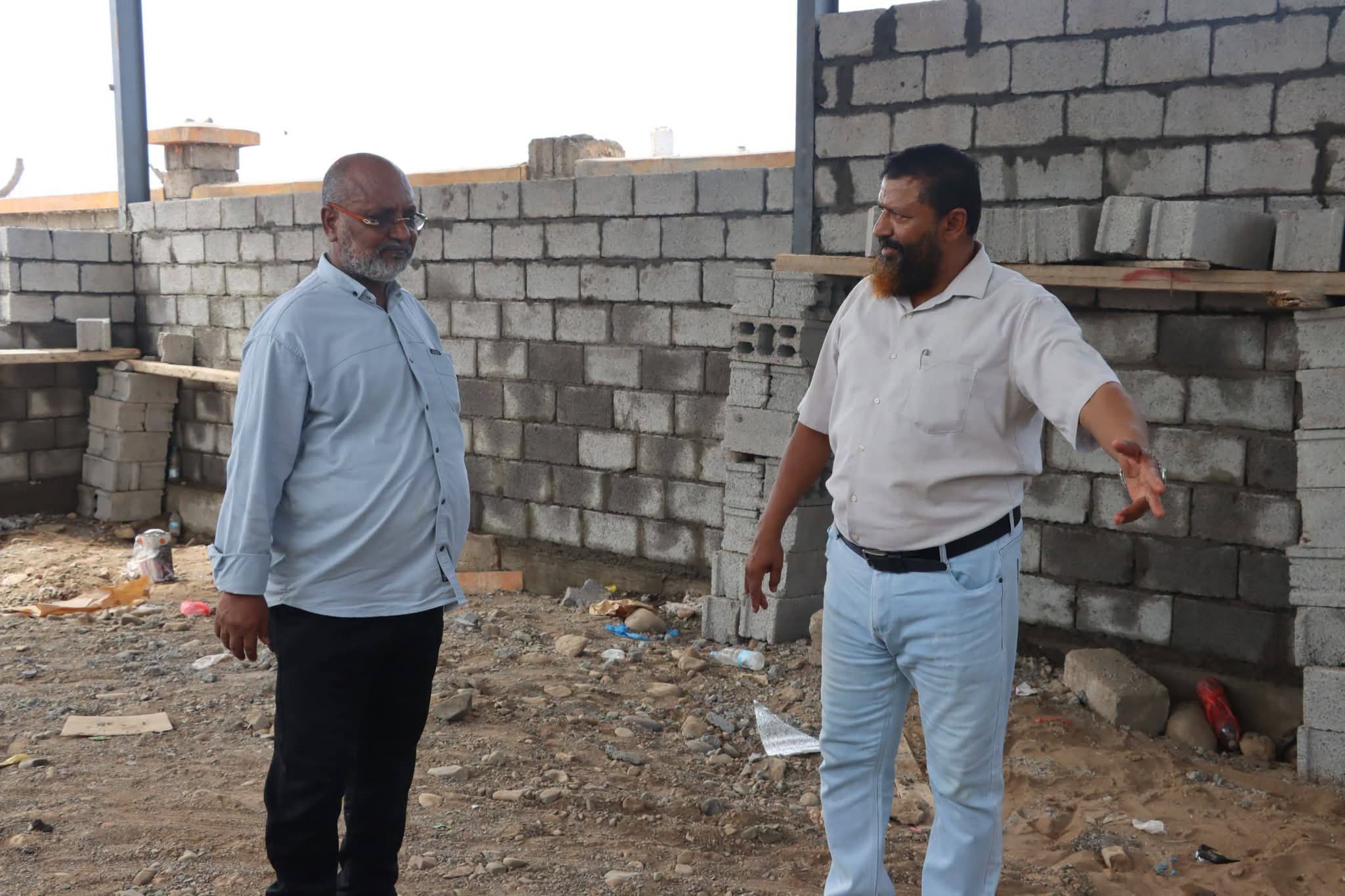 مديرا عام الخوخة والأشغال بالحديدة يتفقدان مشروع القاعة الدراسية في  جامعة الحديدة
