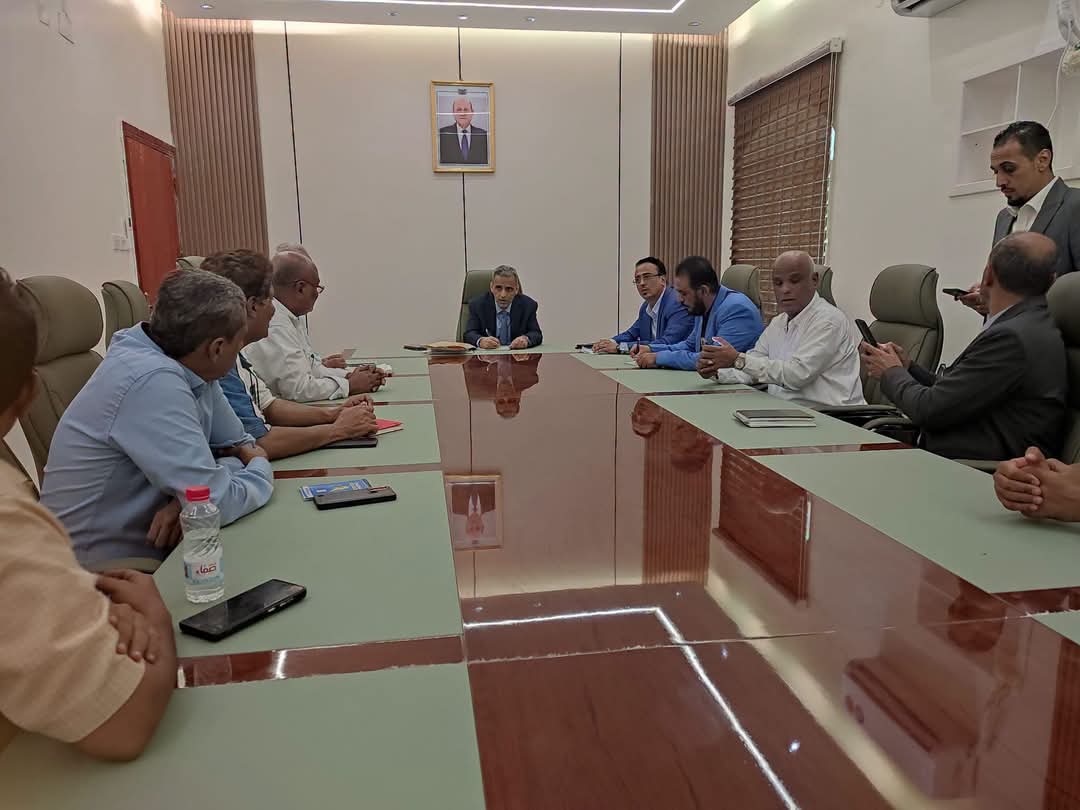 نائب وزير الإدارة المحلية يلتقي قيادة محافظة الحديدة  لبحث احتياجات النازحين