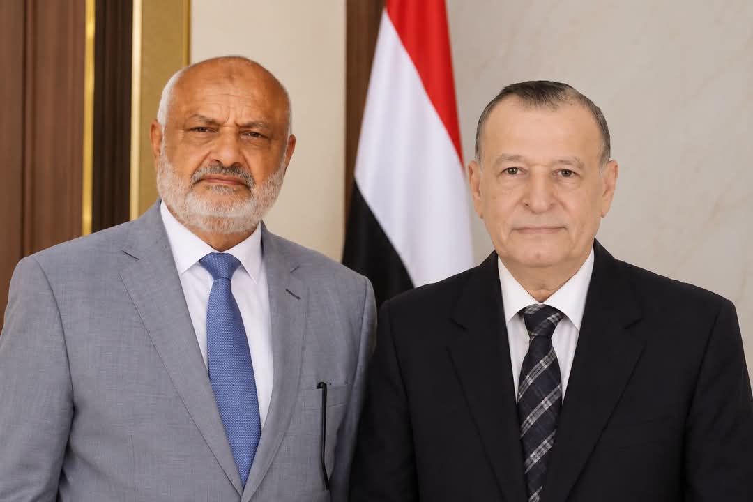 محافظ الحديدة يعزي في وفاة السفير علي العطافي