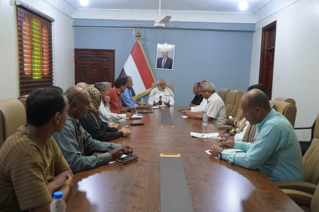 محافظ الحديدة يطلع على جهود إغاثة النازحين وأولويات الاستجابة العاجلة