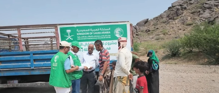مركز الملك سلمان يدشن توزيع 57 خيمة إيوائية للأسر النازحة في مناطق التماس بمحافظة الحديدة