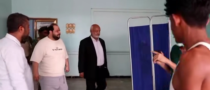 محافظ الحديدة يطمئن على مصابي القصف الحوثي في حيس