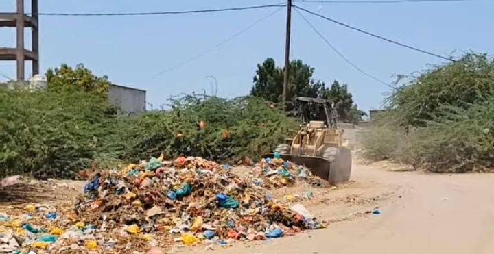 مدير عام الخوخة يدشن حملة نظافة واسعة في المديرية